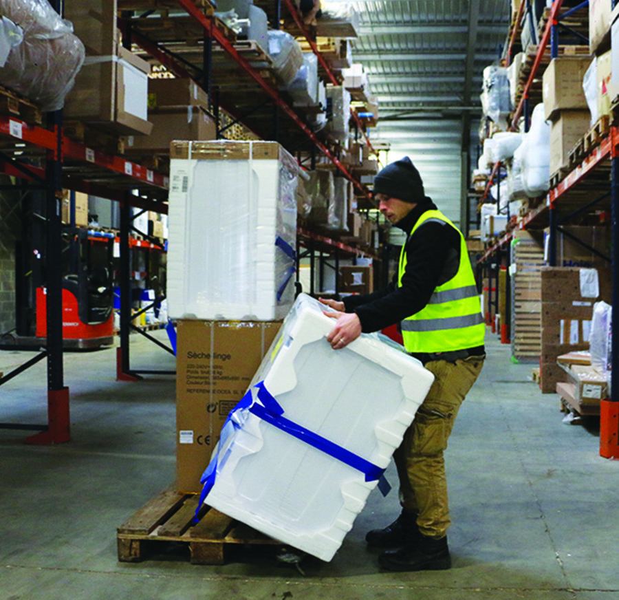 Préparation d’un colis encombrant dans un entrepôt OC LOGISTIQUE