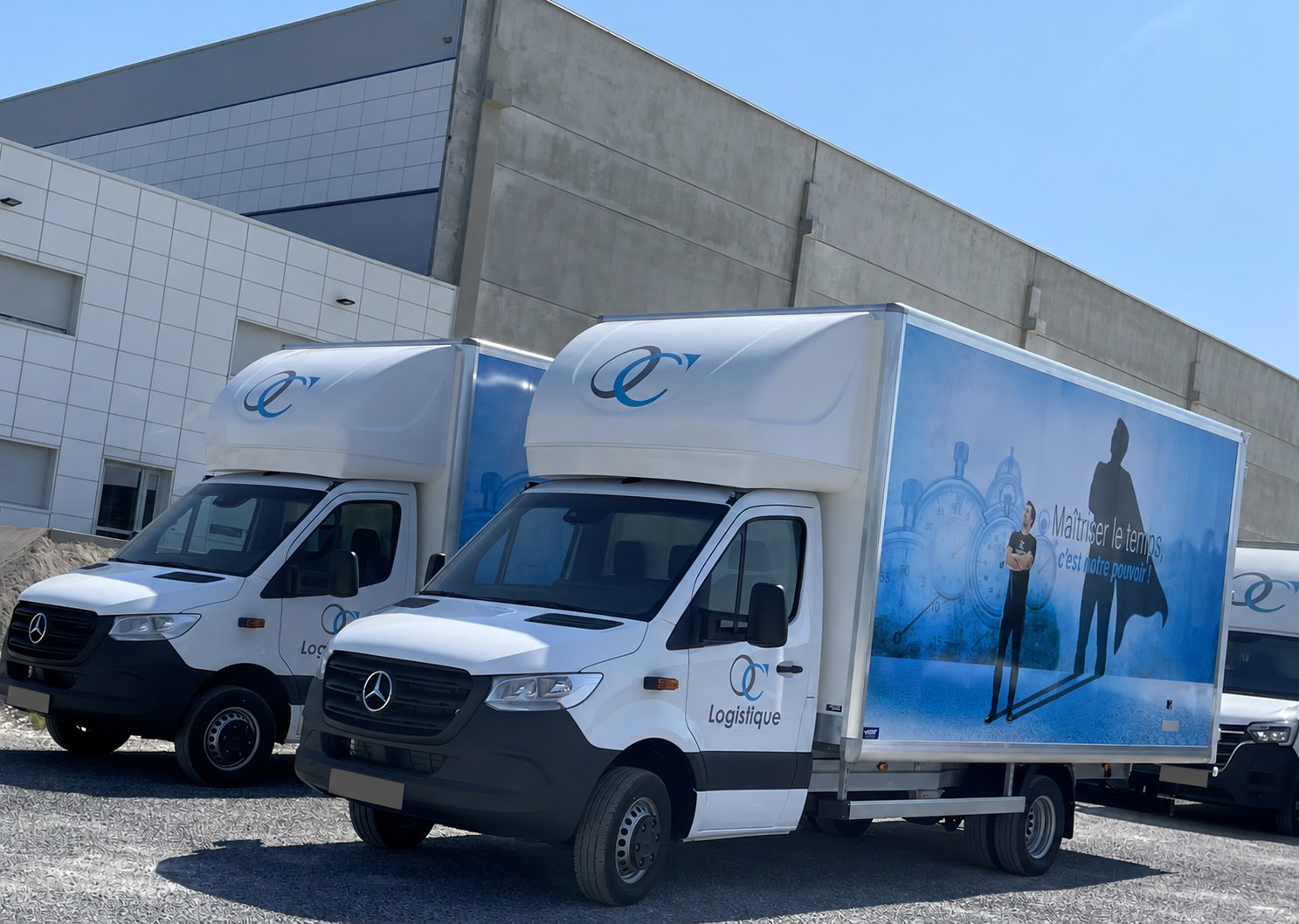 Véhicules OC LOGISTIQUE devant le bâtiment