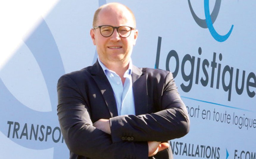 Olivier Clément devant un véhicule OC LOGISTIQUE